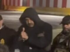 Os gestos descarados de Maduro para os espectadores ao chegar à prisão infestada de ratos no Brooklyn Enquanto as autoridades dos EUA escoltavam o presidente venezuelano, Nicolás Maduro, para fora de uma cavalgada de vans brancas, ele fez sinal de positivo para os espectadores.