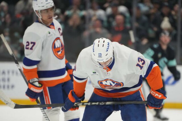 Os ilhéus terminam a longa viagem com um fracasso e O centro do New York Islanders, Mathew Barzal, olha para baixo após um gol do defensor do Seattle Kraken, Vince Dunn, durante o segundo período de um jogo de hóquei da NHL na quarta-feira, 21 de janeiro de 2026, em Seattle.