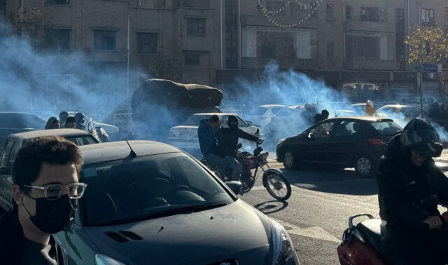 Os iranianos enfrentam dificuldades crescentes à medida que os protestos Os iranianos enfrentam dificuldades crescentes à medida que os protestos se intensificam