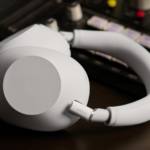 Sony WH-1000XM6 pendurados em um poste