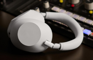 Os melhores fones de ouvido ANC que você pode comprar agora são ainda melhores Sony WH-1000XM6 pendurados em um poste