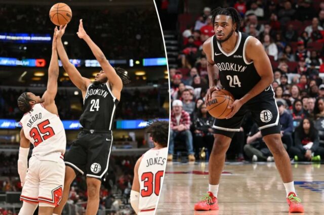 O armador do Brooklyn Nets, Cam Thomas (24), chuta contra o atacante do Chicago Bulls, Isaac Okoro (35), durante o segundo tempo no United Center. 