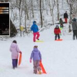 Os nova-iorquinos amantes da neve são criativos com seus trenós antes da grande tempestade de inverno Fern