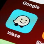 Waze rodando na tela de infoentretenimento do carro