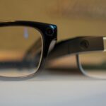 Uma pessoa segurando o RayNeo X3 Pro