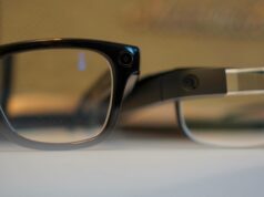 Os óculos inteligentes correm o risco de serem arruinados, novamente, se as pessoas não conseguirem parar de ser assustadoras Uma pessoa segurando o RayNeo X3 Pro