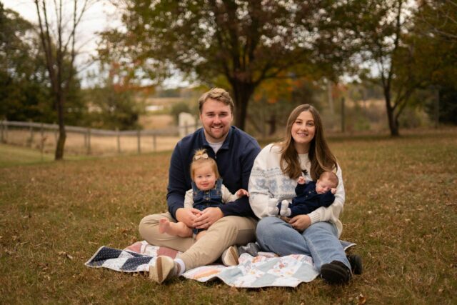 Os pais dizem que Geico recusou a reclamação após acidente Pais de Michigan alegaram que a seguradora Geico se recusou a cobrir o acidente de carro porque seus filhos pequenos não estavam listados em sua apólice (Kara Vogel/Arianna Alexa Photography)