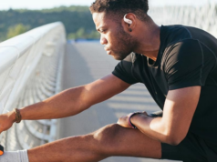 Os primeiros fones de ouvido abertos JBL da CES 2026 estão oficialmente disponíveis para compra JBL Endurance Zone em preto com case