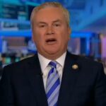 James Comer, que preside o Comitê de Supervisão da Câmara, chegou ao ponto de dizer que os agentes federais deveriam deixar Minneapolis por causa das situações acaloradas e fatais que os policiais encontraram na cidade