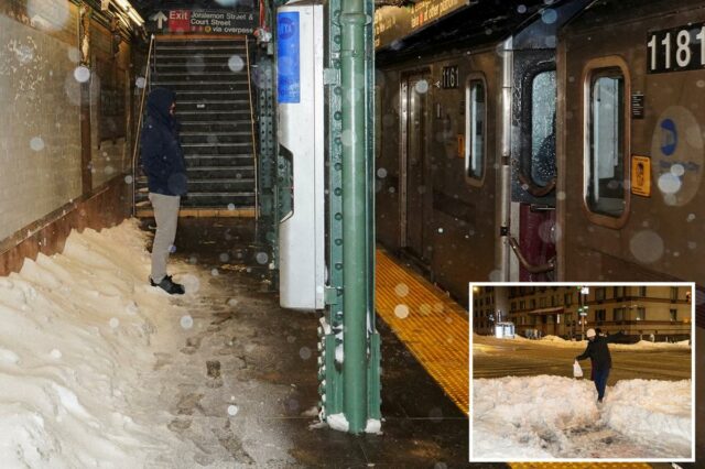 Os problemas de viagem permanecem em Nova York por causa Um homem espera para embarcar no trem que chega enquanto a neve cai dentro da estação de metrô Borough Hall.
