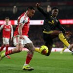 Kobbie Mainoo durante a partida da Premier League entre Arsenal e Manchester United no Emirates Stadium em 2026 em Londres, Inglaterra.