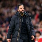 Ruben Amorim parece abatido durante a partida da Premier League entre Manchester City e Manchester United, no Etihad Stadium em 2025, em Manchester, Inglaterra.