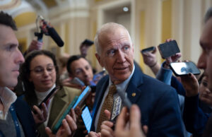 Os republicanos temem que suas chances no meio do mandato estejam diminuindo devido ao caos da imigração Yahoo news home