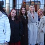 Seis das oito enfermeiras de Darlington (da esquerda para a direita): Carly Hoy, Karen Danson, Annice Grundy, Bethany Hutchison, Lisa Lockey e Jane Peveller. Numa decisão histórica do tribunal, um juiz decidiu que os chefes do NHS tinham “violado a dignidade” das oito enfermeiras