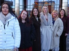 Os trabalhistas disseram para proteger TODAS as mulheres e parar de ‘arrastar os calcanhares’ em espaços para pessoas do mesmo sexo depois que enfermeiras venceram um tribunal histórico sobre colegas trans que compartilham vestiários Seis das oito enfermeiras de Darlington (da esquerda para a direita): Carly Hoy, Karen Danson, Annice Grundy, Bethany Hutchison, Lisa Lockey e Jane Peveller. Numa decisão histórica do tribunal, um juiz decidiu que os chefes do NHS tinham “violado a dignidade” das oito enfermeiras