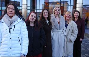 Os trabalhistas disseram para proteger TODAS as mulheres e parar de ‘arrastar os calcanhares’ em espaços para pessoas do mesmo sexo depois que enfermeiras venceram um tribunal histórico sobre colegas trans que compartilham vestiários Seis das oito enfermeiras de Darlington (da esquerda para a direita): Carly Hoy, Karen Danson, Annice Grundy, Bethany Hutchison, Lisa Lockey e Jane Peveller. Numa decisão histórica do tribunal, um juiz decidiu que os chefes do NHS tinham “violado a dignidade” das oito enfermeiras