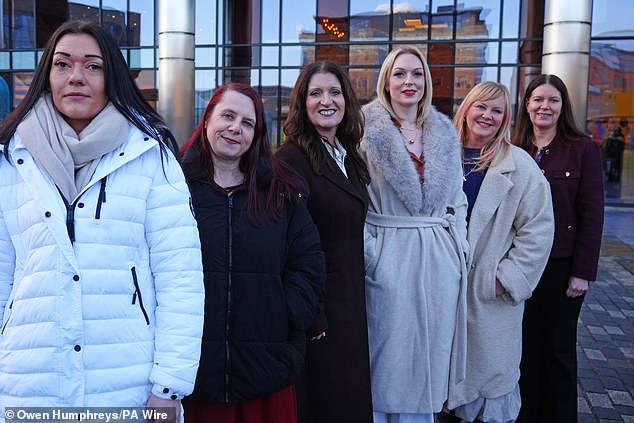 Os trabalhistas disseram para proteger TODAS as mulheres e parar Seis das oito enfermeiras de Darlington (da esquerda para a direita): Carly Hoy, Karen Danson, Annice Grundy, Bethany Hutchison, Lisa Lockey e Jane Peveller. Numa decisão histórica do tribunal, um juiz decidiu que os chefes do NHS tinham “violado a dignidade” das oito enfermeiras