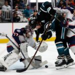 Zack Ostapchuk (63), do San Jose Sharks, comemora seu gol contra ...