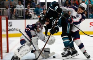 Os tubarões ganham uma divertida vitória de recuperação, mas o centro sai devido a uma lesão Zack Ostapchuk (63), do San Jose Sharks, comemora seu gol contra ...