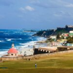 A queda do turismo em Maui significa que a lendária estrada de 64 milhas de Kahului a Hana está menos movimentada do que o normal, tornando este um momento perfeito para explorar a paisagem tropical com todas as suas cachoeiras, vistas deslumbrantes e barracas de comida à beira da estrada. (Imagens Getty)