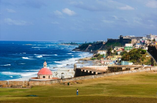 A queda do turismo em Maui significa que a lendária estrada de 64 milhas de Kahului a Hana está menos movimentada do que o normal, tornando este um momento perfeito para explorar a paisagem tropical com todas as suas cachoeiras, vistas deslumbrantes e barracas de comida à beira da estrada. (Imagens Getty)