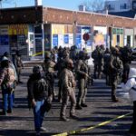 Agentes federais estão perto do local de um tiroteio no sábado, 24 de janeiro de 2026, em Minneapolis. (Foto AP/Abbie Parr)