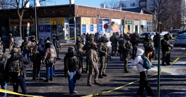 Outra pessoa baleada e morta por oficiais federais em Minnesota Agentes federais estão perto do local de um tiroteio no sábado, 24 de janeiro de 2026, em Minneapolis. (Foto AP/Abbie Parr)