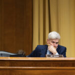 Robert F. Kennedy, Jr., à direita, nomeado pelo presidente Donald Trump para servir como Secretário de Saúde e Serviços Humanos, conversa com o presidente do comitê, senador Bill Cassidy, R-La., após seu depoimento durante uma audiência do Comitê de Saúde, Educação, Trabalho e Pensões do Senado para sua confirmação pendente no Capitólio, quinta-feira, 30 de janeiro de 2025, em Washington. (Foto AP/Rod Lamkey, Jr.)