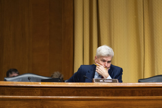 Robert F. Kennedy, Jr., à direita, nomeado pelo presidente Donald Trump para servir como Secretário de Saúde e Serviços Humanos, conversa com o presidente do comitê, senador Bill Cassidy, R-La., após seu depoimento durante uma audiência do Comitê de Saúde, Educação, Trabalho e Pensões do Senado para sua confirmação pendente no Capitólio, quinta-feira, 30 de janeiro de 2025, em Washington. (Foto AP/Rod Lamkey, Jr.)