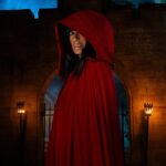 Claudia Winkleman em uma foto promocional da série de sucesso da BBC, The Traitors. A BBC ainda consegue atrair grande quantidade de espectadores para programas como The Traitors - cujo programa de lançamento foi assistido por 6,9 milhões