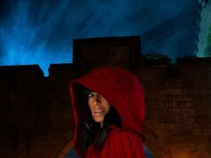 Outro golpe para a BBC, já que novos números mostram que os britânicos estão assistindo mais YouTube do que Beeb Claudia Winkleman em uma foto promocional da série de sucesso da BBC, The Traitors. A BBC ainda consegue atrair grande quantidade de espectadores para programas como The Traitors - cujo programa de lançamento foi assistido por 6,9 milhões