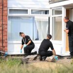 A polícia de Cheshire procura evidências no jardim de Lucy Letby após sua prisão em 2018