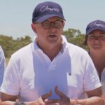 Anthony Albanese falando em conferência de imprensa em Cloncurry.