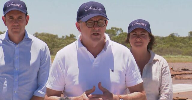 Anthony Albanese falando em conferência de imprensa em Cloncurry.