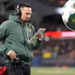 O técnico do Green Bay Packers, Matt LaFleur, analisando notas nos bastidores.