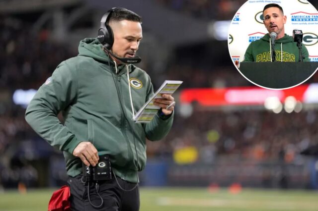 O técnico do Green Bay Packers, Matt LaFleur, analisando notas nos bastidores.