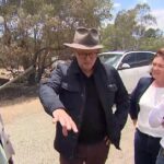 Anthony Albanese visitou uma área atingida por incêndios florestais em Victoria.