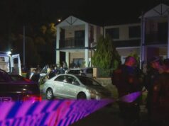 Pai esfaqueado durante uma briga de até 50 pessoas fora de casa em Sydney Uma cena de crime em Rebecca Road, em Greenacre, à noite, após uma suposta briga.
