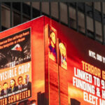 Painel publicitário da Times Square para 'The Invisible Coup' apresenta bomba de financiamento do terrorismo