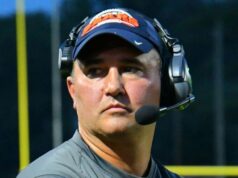 Pais chamam o conselho escolar de ‘chocante’ enquanto o treinador do ensino médio continua desaparecido Escola de treinador de futebol desaparecido anteriormente abalada por escândalo sexual infantil