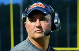 Pais chamam o conselho escolar de ‘chocante’ enquanto o treinador do ensino médio continua desaparecido Escola de treinador de futebol desaparecido anteriormente abalada por escândalo sexual infantil