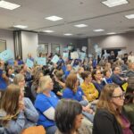 Pais, professores, alunos e outros membros da comunidade se reúnem na reunião do Conselho Conjunto Unificado do Distrito Escolar de Livermore Valley na terça-feira, 13 de janeiro de 2026, para expressar oposição a possíveis fechamentos de escolas e outros cortes orçamentários discutidos pelo conselho. (Kyle Martin/Grupo de Notícias da Bay Area)