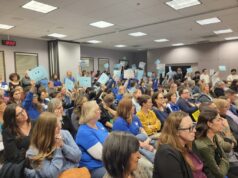 Pais e professores de Livermore se manifestam contra possíveis fechamentos de escolas Pais, professores, alunos e outros membros da comunidade se reúnem na reunião do Conselho Conjunto Unificado do Distrito Escolar de Livermore Valley na terça-feira, 13 de janeiro de 2026, para expressar oposição a possíveis fechamentos de escolas e outros cortes orçamentários discutidos pelo conselho. (Kyle Martin/Grupo de Notícias da Bay Area)