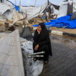 Palestinos deslocados enfrentam ventos mortais e frio extremo em tendas