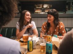 Para a Geração Z, Janeiro Seco se tornou algo muito maior Raphael Bello, líder de bar do Wildseed, demonstra fazer um mocktail chamado Passion Sour em 8 de setembro de 2023, em Palo Alto, Califórnia (Dai Sugano/Bay Area News Group)