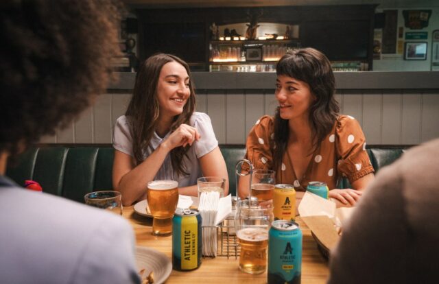 Raphael Bello, líder de bar do Wildseed, demonstra fazer um mocktail chamado Passion Sour em 8 de setembro de 2023, em Palo Alto, Califórnia (Dai Sugano/Bay Area News Group)