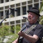 Para amenizar os acontecimentos mundiais, Neil Young dá aos groenlandeses acesso a todo o seu catálogo musical