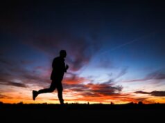 Para manter as resoluções de Ano Novo, a ciência pode trabalhar a seu favor Uma silhueta de corredor contra o céu noturno enquanto o sol se põe.