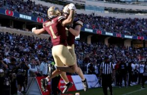 Pára-quedista do Armed Forces Bowl fica preso em um fio em um momento assustador antes do jogo GettyImages-2243700818 dps texas trooper removido do jogo