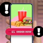 Uma panela com macarrão e vegetais flutuando, aparecendo na tela de um smartphone chamada 'Receita de macarrão' com ícones de mídia social para Instagram, Facebook e TikTok à direita e ícones de aplicativos de receitas à esquerda.